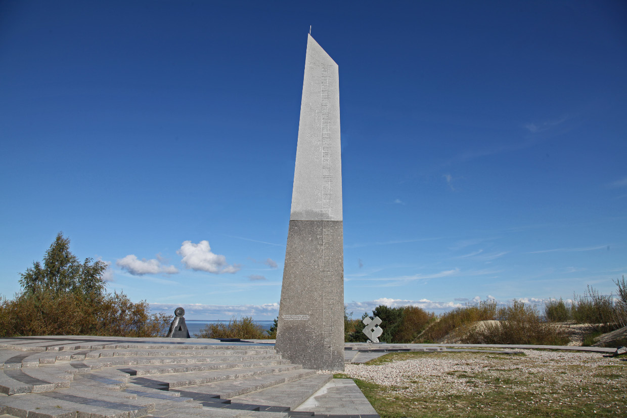 Saulės laikrodis – sundial atop the Parnidžio kopa – Parnidis dune, architect Ričardas Krištapavičius, sculptor Klaudijus Pudymas