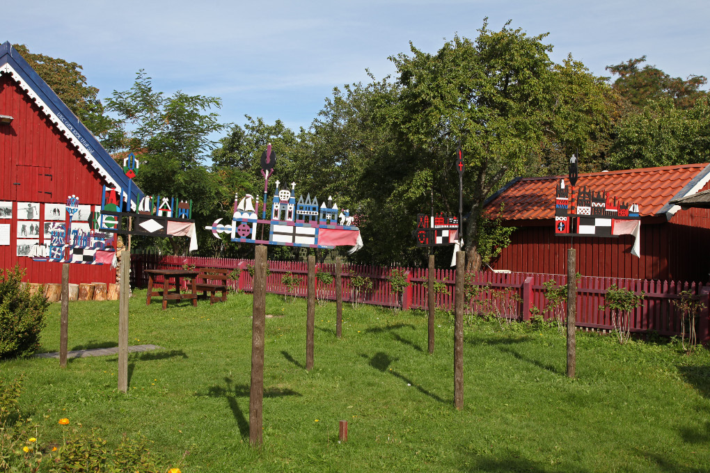 A most functional fisherman's art, from 26 December 1844, Kuršių vėtrungė – Nidden Kurenwimpel – Curonian weathervane (pennants or flags), to identify fishing boats and from which town they hail, and to regulate fishing within the Kuršių marios – Kuršu joma – Curonian Lagoon – Куршский залив – Kurisches Haff.